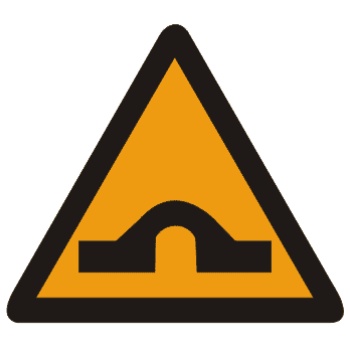 驼峰桥:此标志设在注意前方是拱度较大，不易发现对方来车，应靠右侧行驶并应减速慢行。