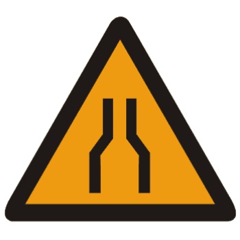 两侧变窄:车行道两侧变窄主要指沿道路中心线对城缩窄的道路；此标志设在窄路以前适当位置。